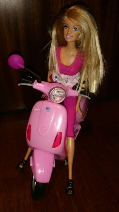 Lalka Barbie na skuterze