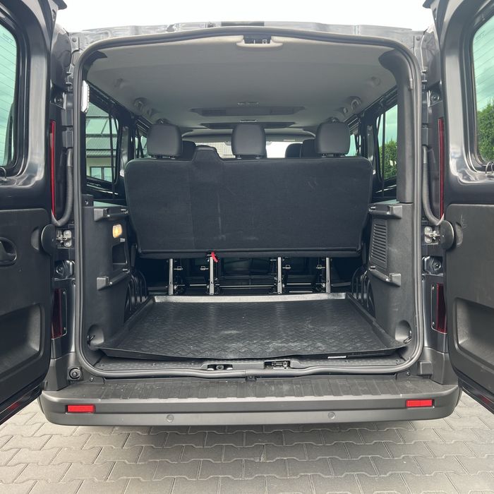 Wypozyczalnia wynajem busa 9 osobowego Renault Trafic manual