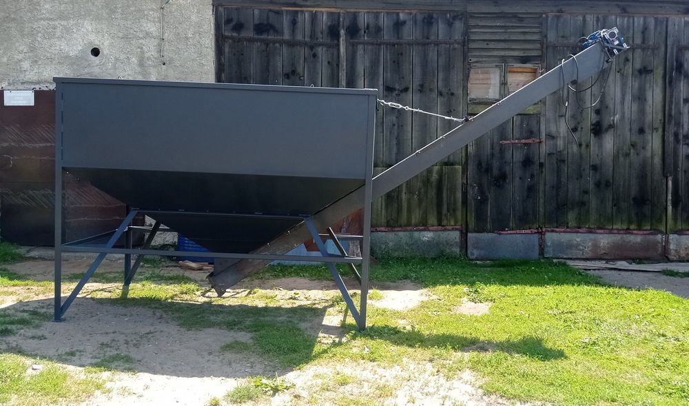 Zbiornik z podajnikiem silos z podajnikiem