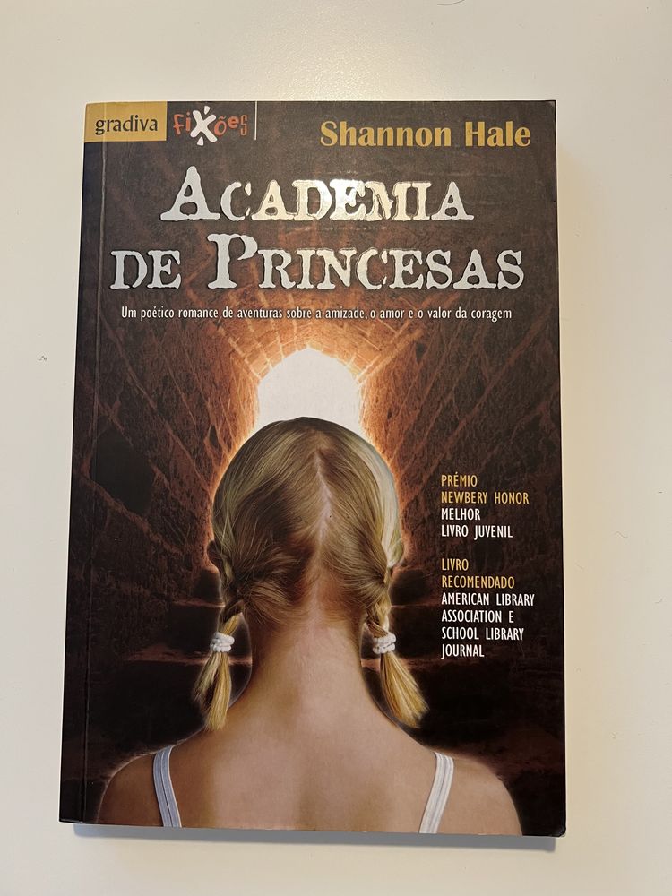 Livro “A Academia de princesas”