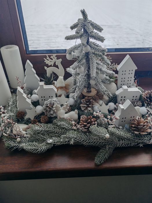 Dekoracja świąteczna bożonarodzeniowa zimowa z lampkami