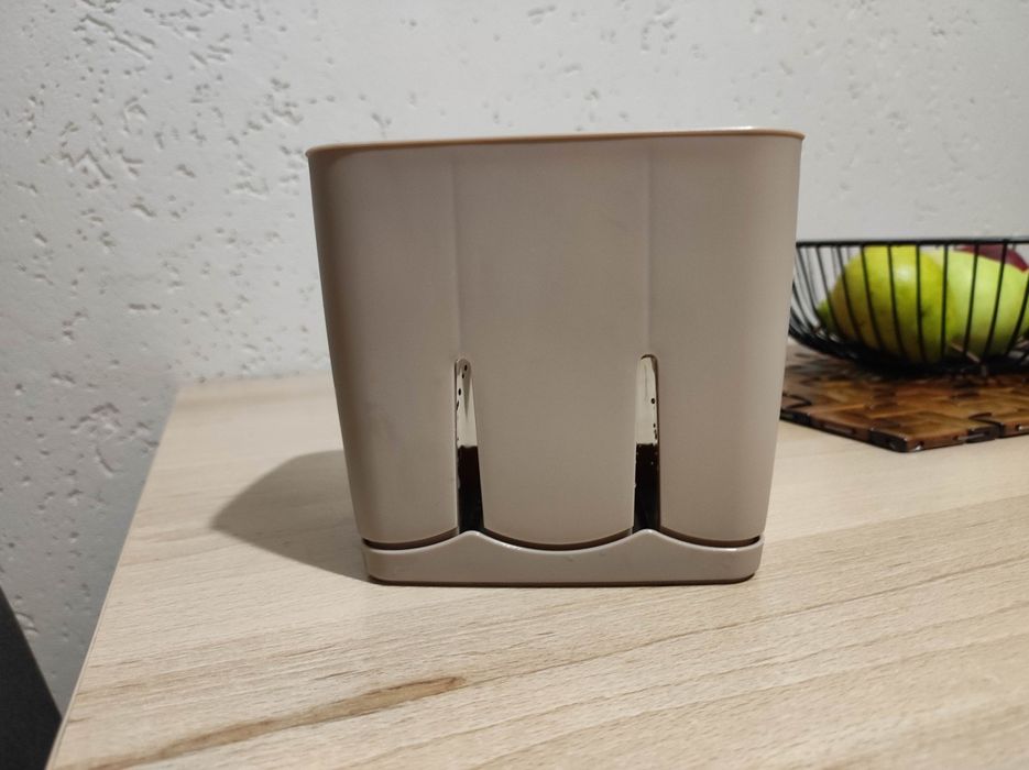 Ociekacz na sztućce trójkomorowy.