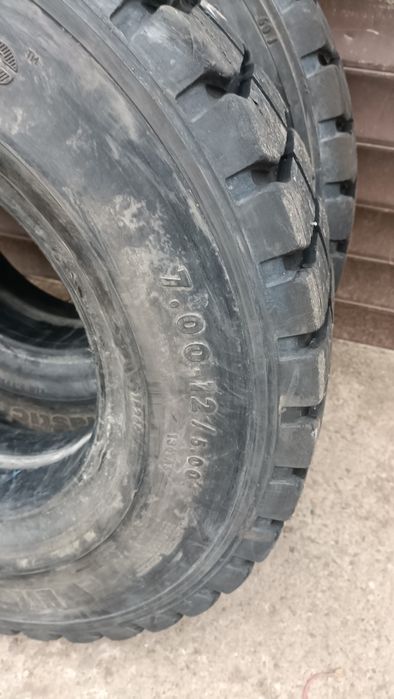 Шина цельнолитая к вилочным погрузчикам 7.00-12