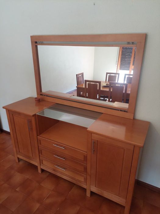 Conjunto mobiliário de sala com mesa de jantar e móveis de apoio