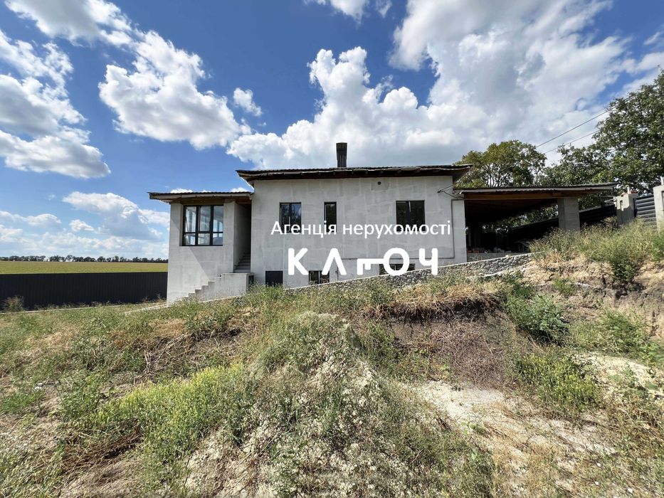 Продам сучасний будинок в мальовничому місці.