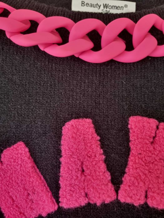 Camisola, em malha, com aplicação na gola