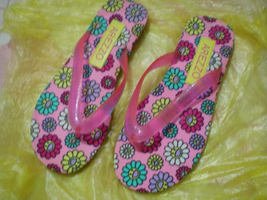 Chinelas tipo havaianas - Marca Arezzo