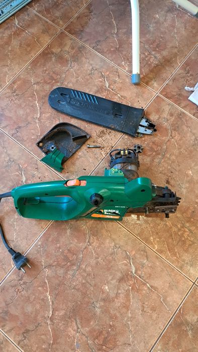 Электропила black&decker GK1430 сломался корпус