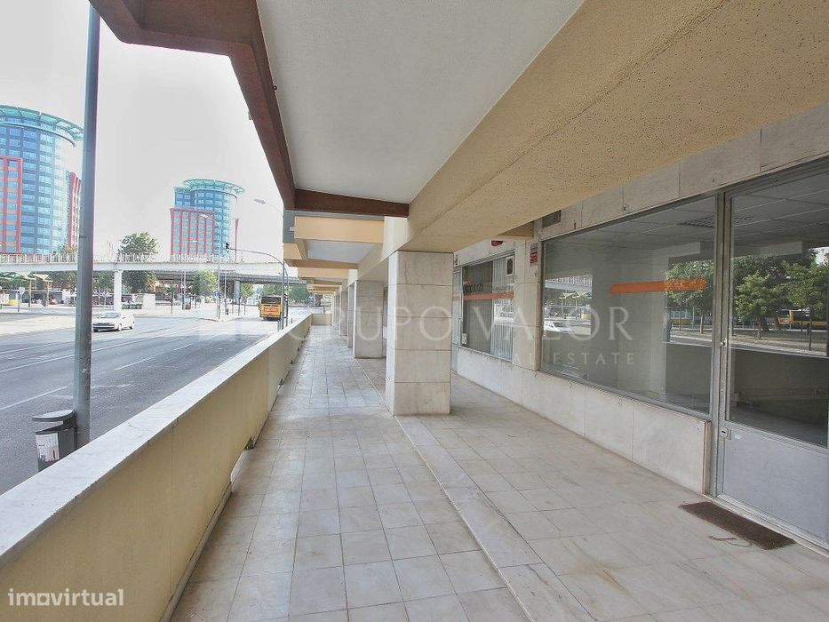 Loja 114m2, com duas montras, em Benfica