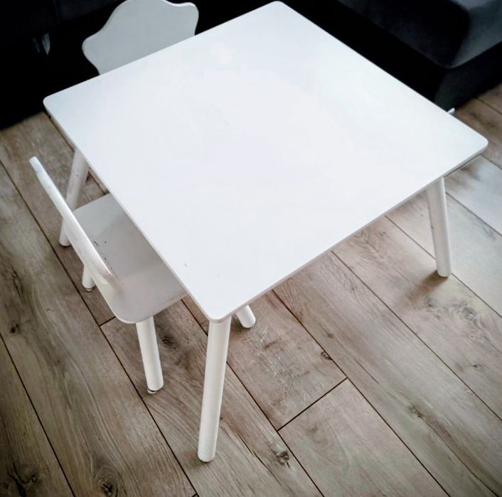 Stolik dziecięcy+2 krzesła