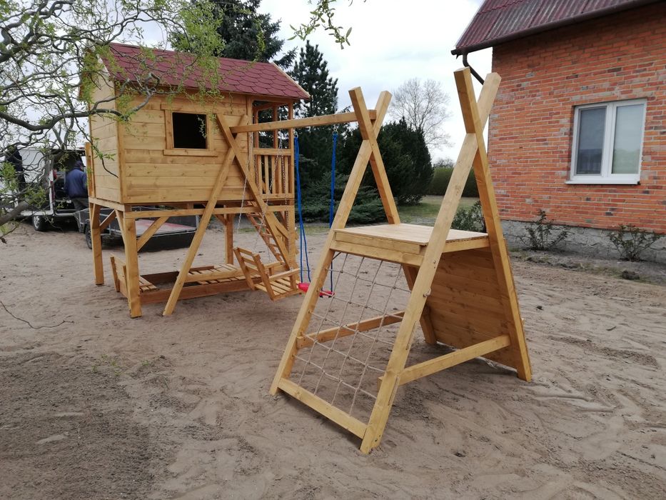 Plac zabaw dla dzieci, domek, huśtawka, ślizg, zjeżdżalnia