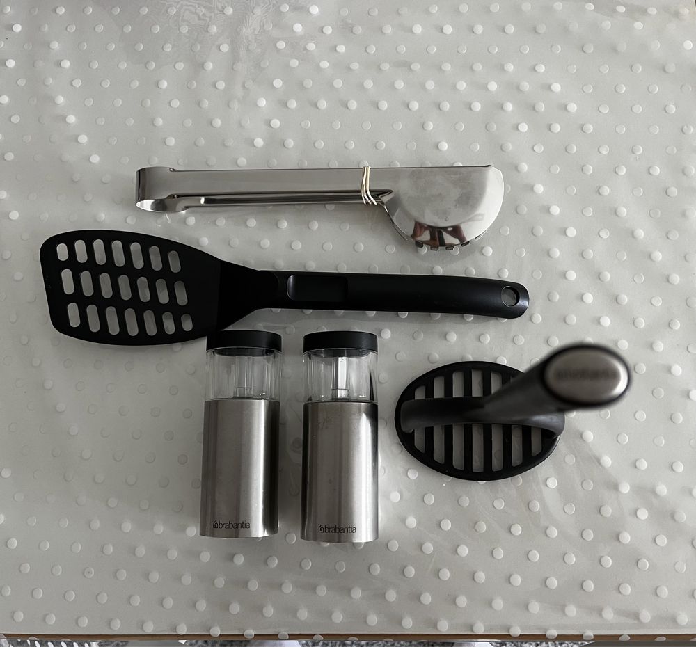 Pratos e conjunto de talheres e colheres.