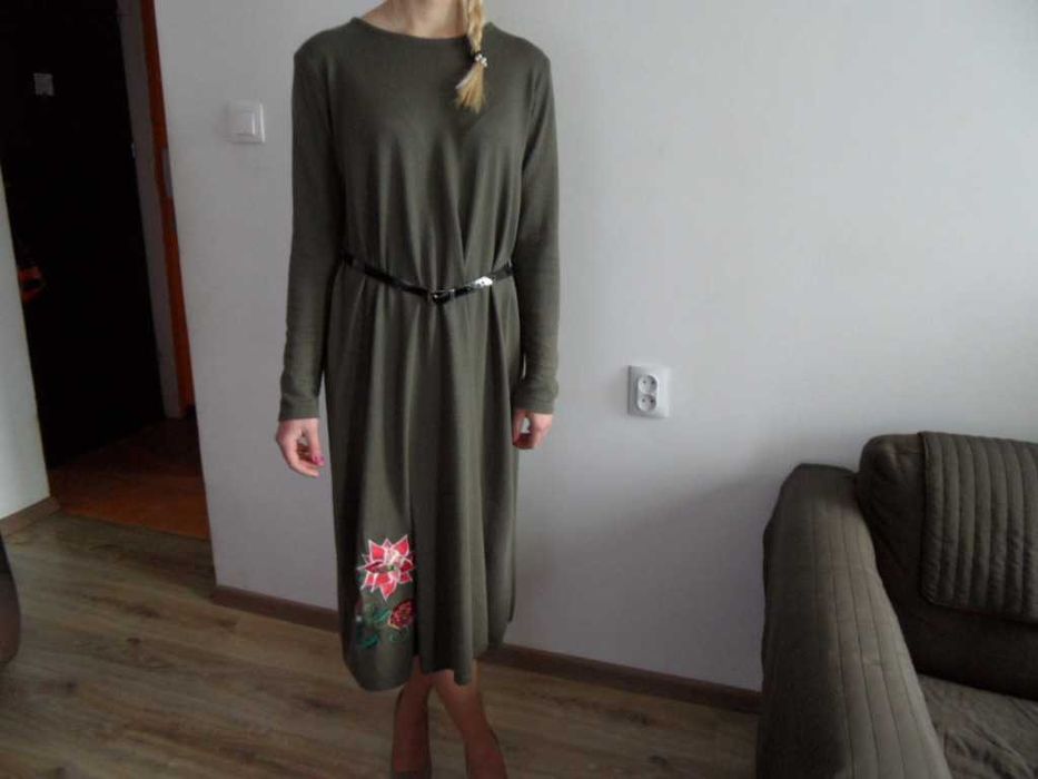 Sukienka dzianinowa maxi long khaki oliwkowa z haftem r. S/M