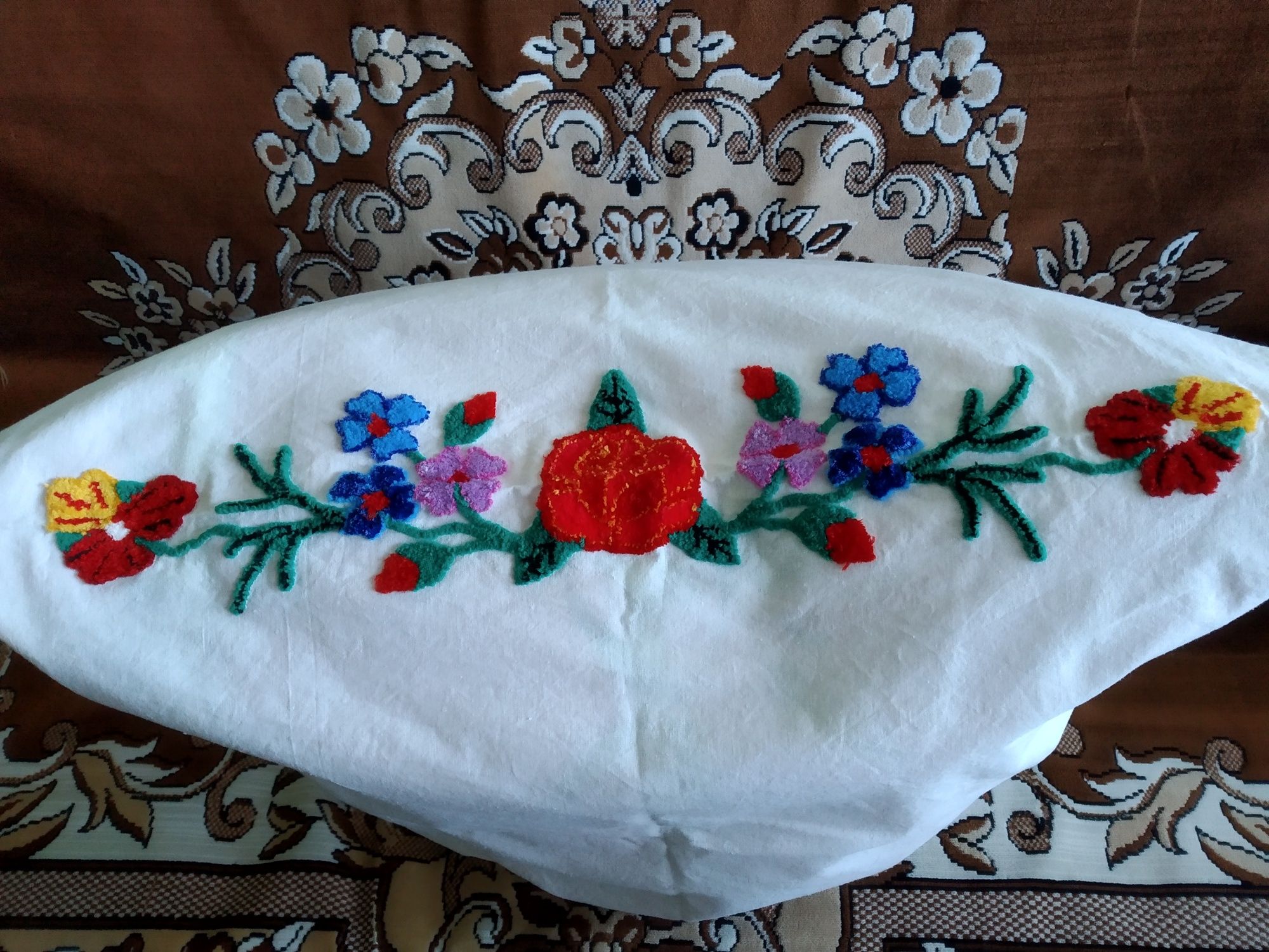 Вишиті наволочки машинна вишивка 2 штуки.