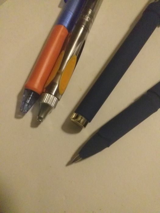 Zestaw 4 sztuk długopisów żelowych.