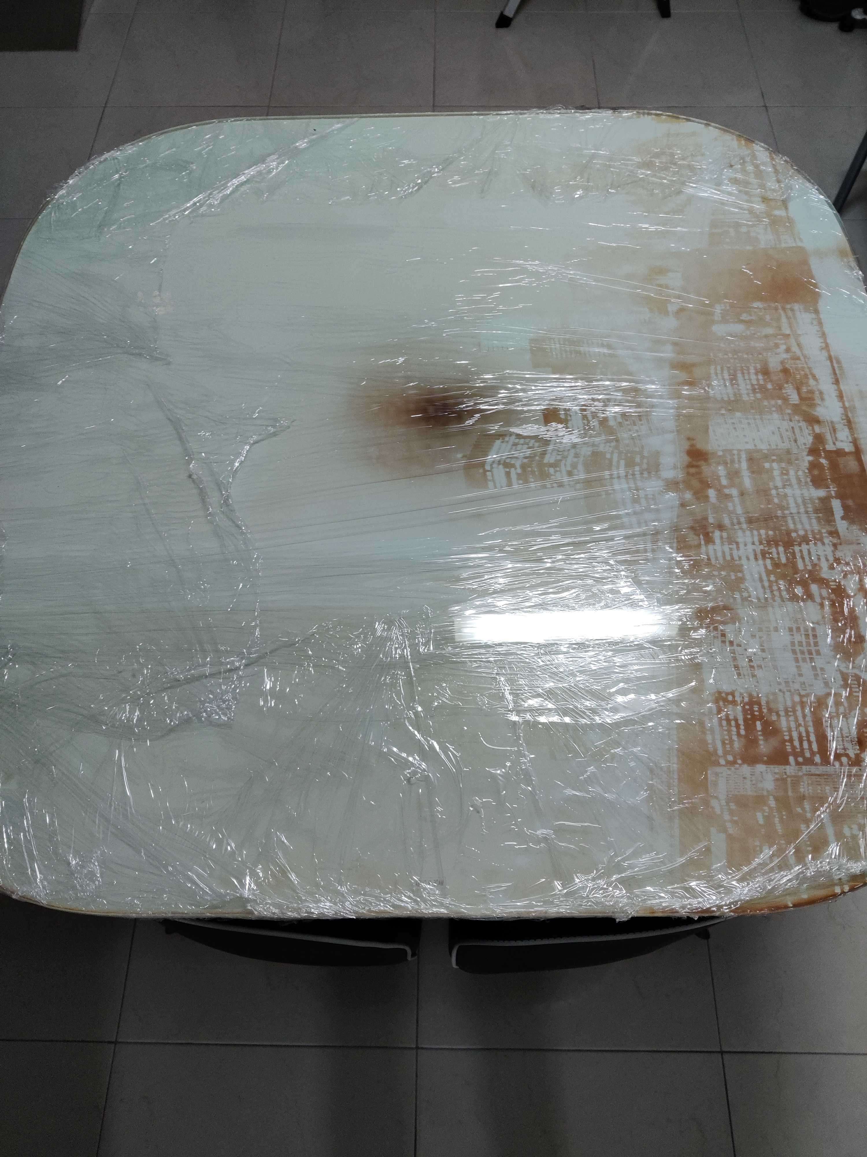 Mesa de sala com tampo em vidro temperado