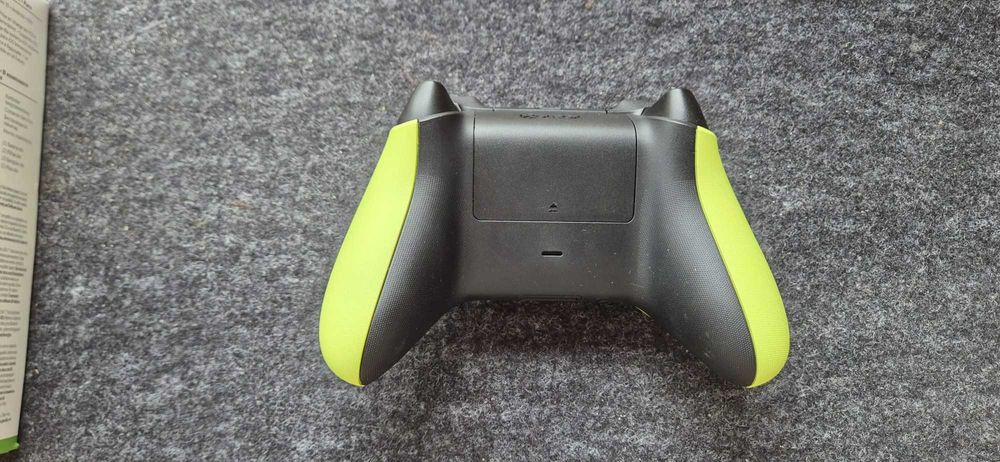 Kontroler Pad Xbox Electric Volt CZARNY SPÓD - Stan Idealny