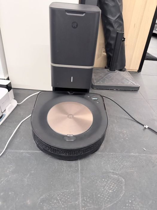 Aspirador iRobot Roomba S9+  Com Estação de Auto-Esvaziamento