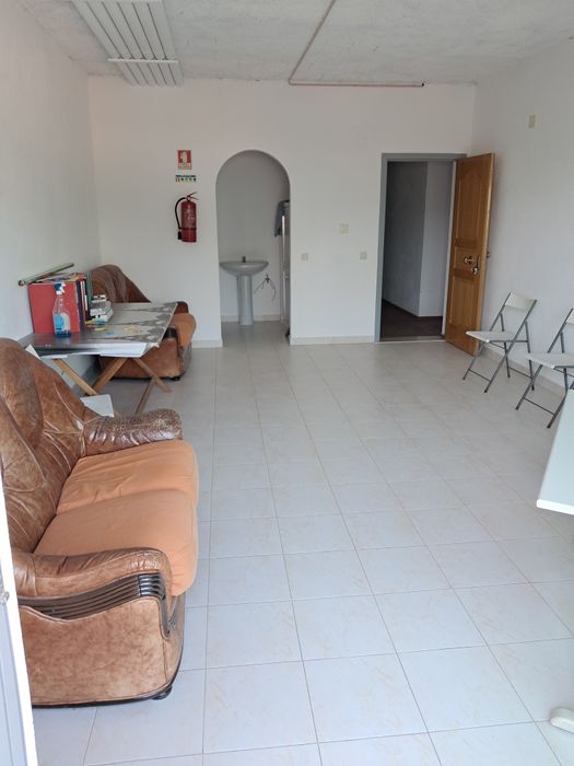 Aluga se Sala de Condominio com cerca de 30/35 M2