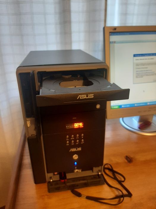 Computador ASUS P 4 completo, leitor DVD e leitor disquetes