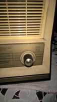 Rádio muito antigo da marca Philips