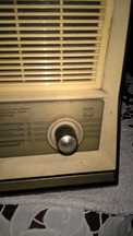 Rádio muito antigo da marca Philips