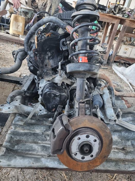 Motor Renault 1500 do ano 2004 revisionado antes de desmontar