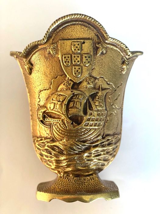Jarra em Bronze com motivos alusivos mas descobrimentos portugueses
