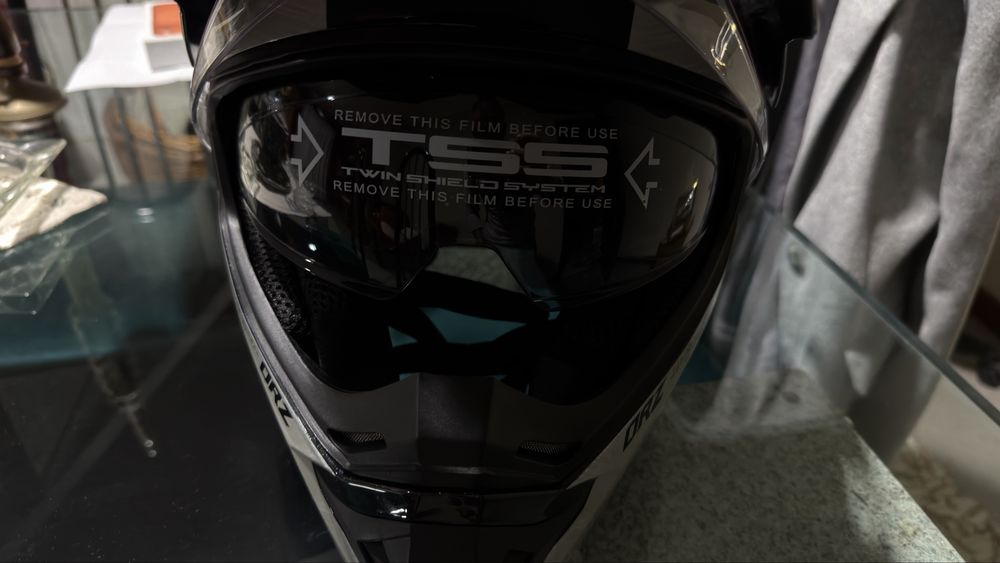 Capacete novo tamanho L com viseira pala e óculos de baixar