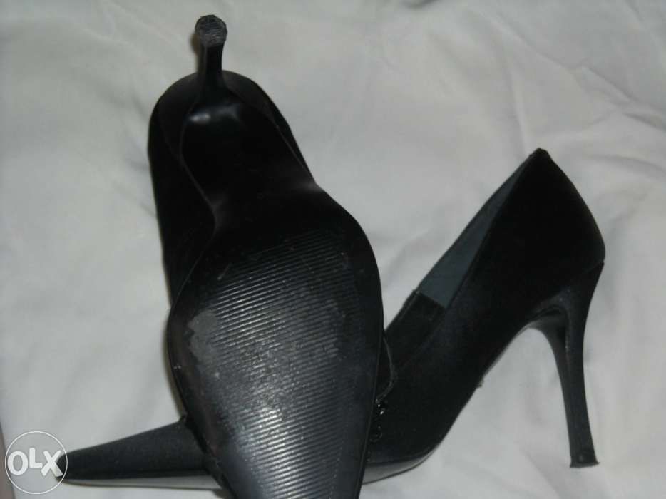 Sapato preto de tecido salto alto