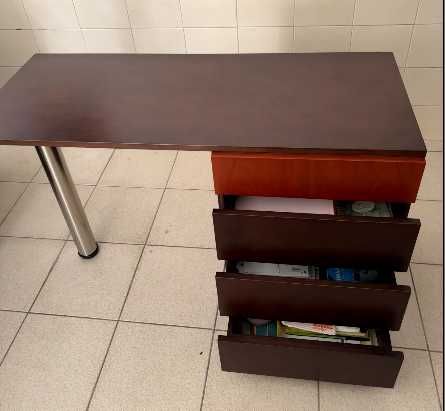 Secretaria cor escura com pé em inox em otimo estado