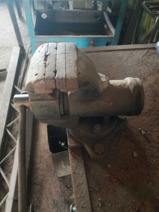 Продам поворотные слесарные тиски ( тисы )