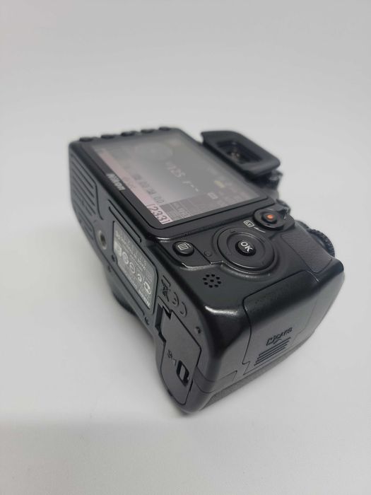 Câmara Nikon D3100 com 6400 fotos