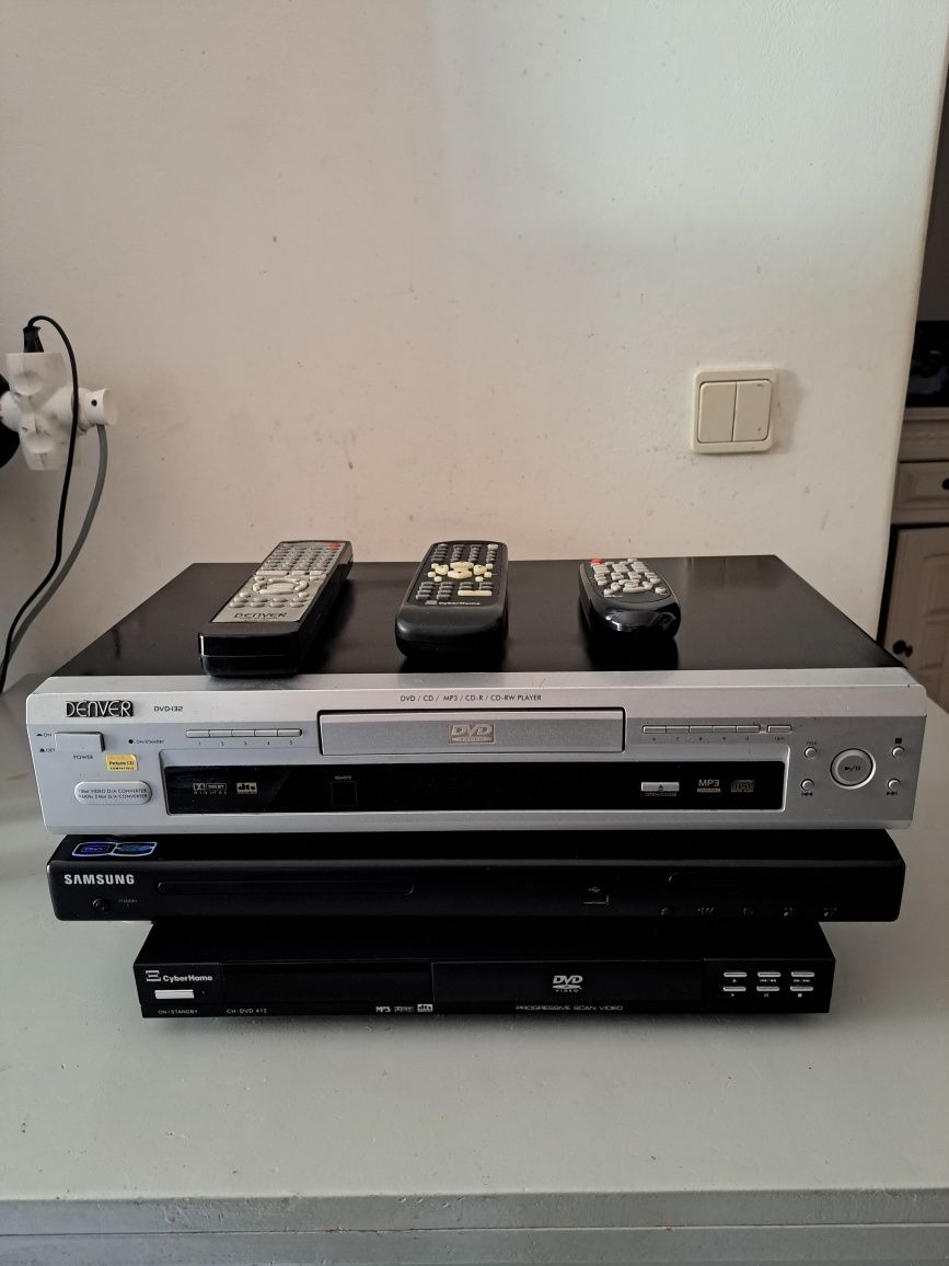 Vendo 3 dvds um denver ,um Samsung,  um cyberhome ,todos trabalhar .