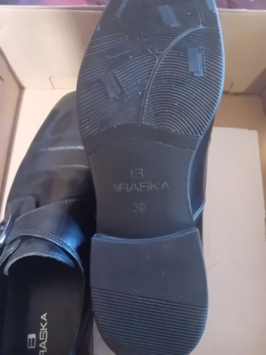 Обувь недорого из кожи.