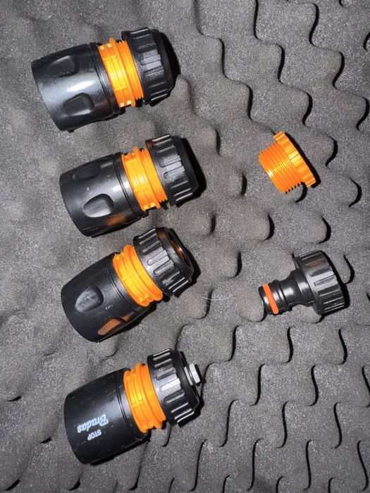 Fiskars - Wąż ogrodowy 30 m na wózku ze zwijakiem plus zestaw końcówek