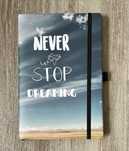 Caderno ou diário de folhas lisas com elástico (Ale-Hop)