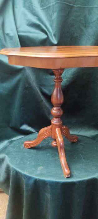 Antyczny Intersjowany stolik kawowy