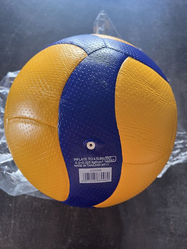 Nowa piłka do siatkówki Mikasa V200W