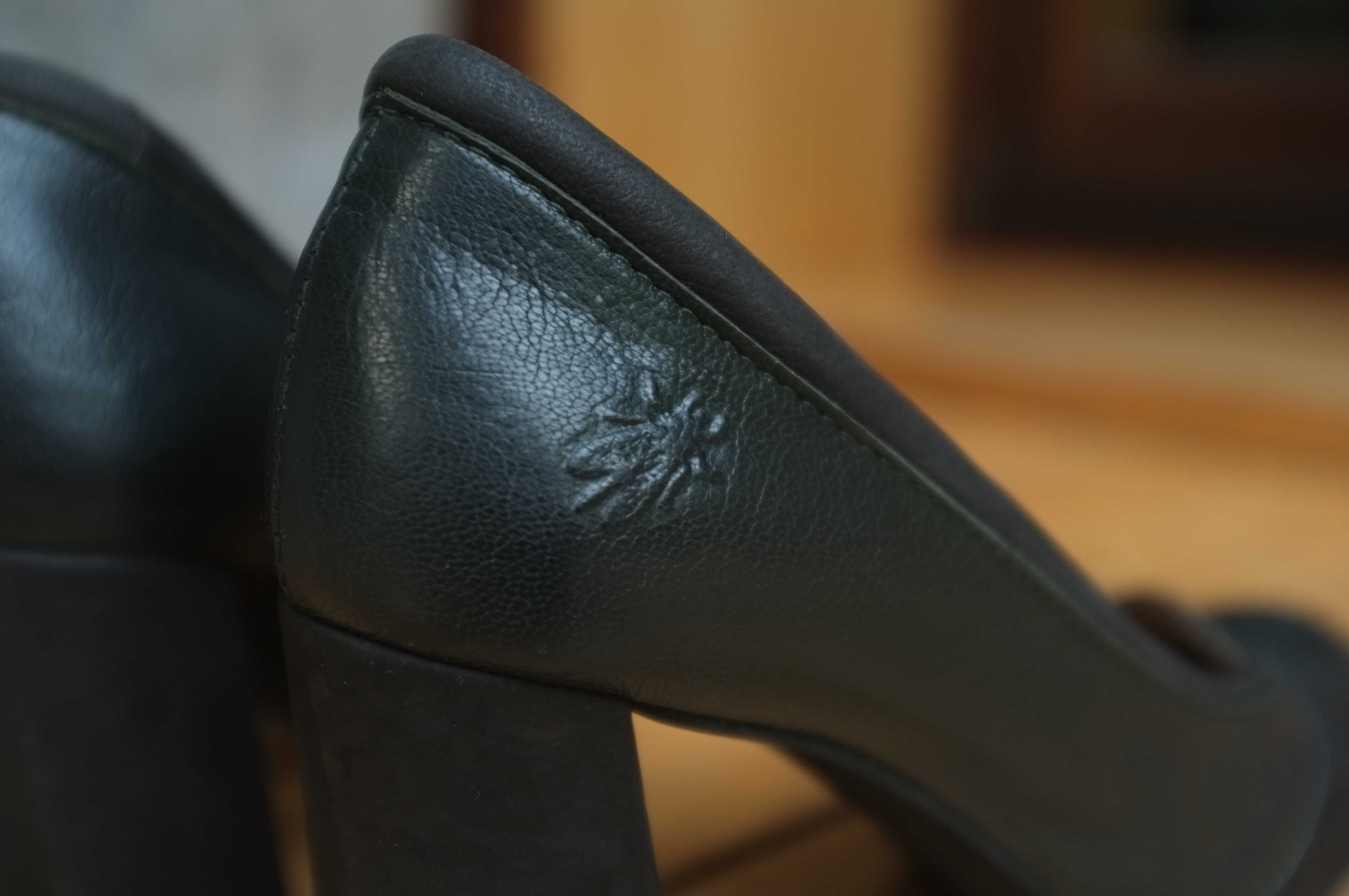 zielone butelkowe buty Fly London czółenka na obcasie skórzane skóra