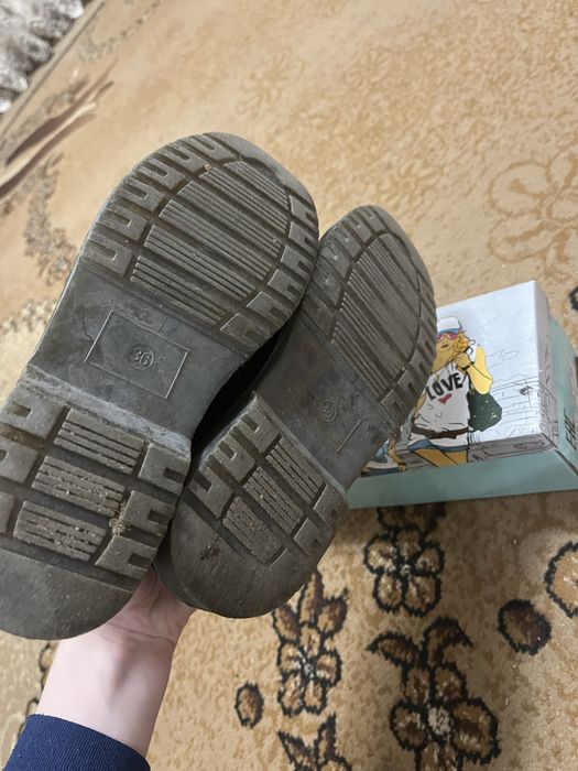 Жіночі чорні лакові туфлі