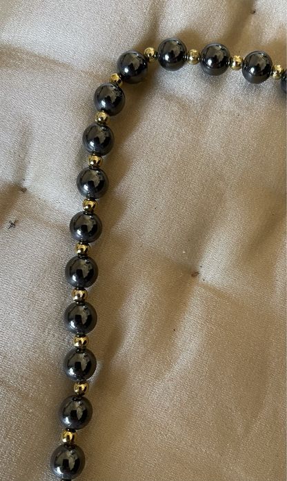 Colar contas cinzentas e douradas