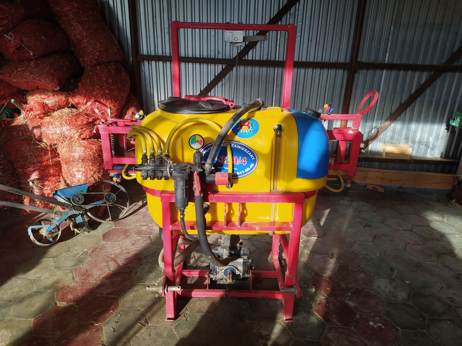 Opryskiwacz polowy zawieszany 200l