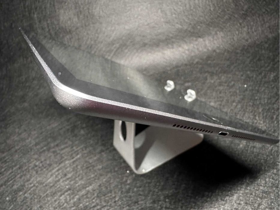 Tablet Apple iPad A1954 6th Gen 9,7" 2 GB 32 GB Wi-Fi + ładowarka