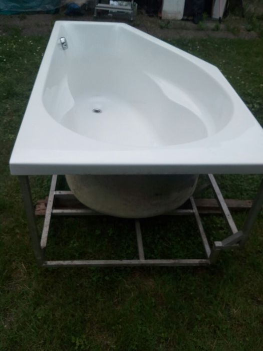 Sprzedam wannę kapielową (ogrodową?) w stelażu aluminiowym.