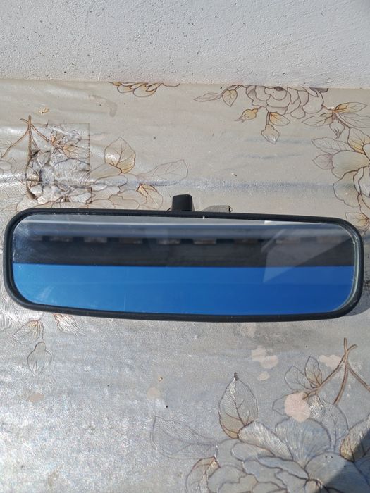 Зеркало заднего вида.