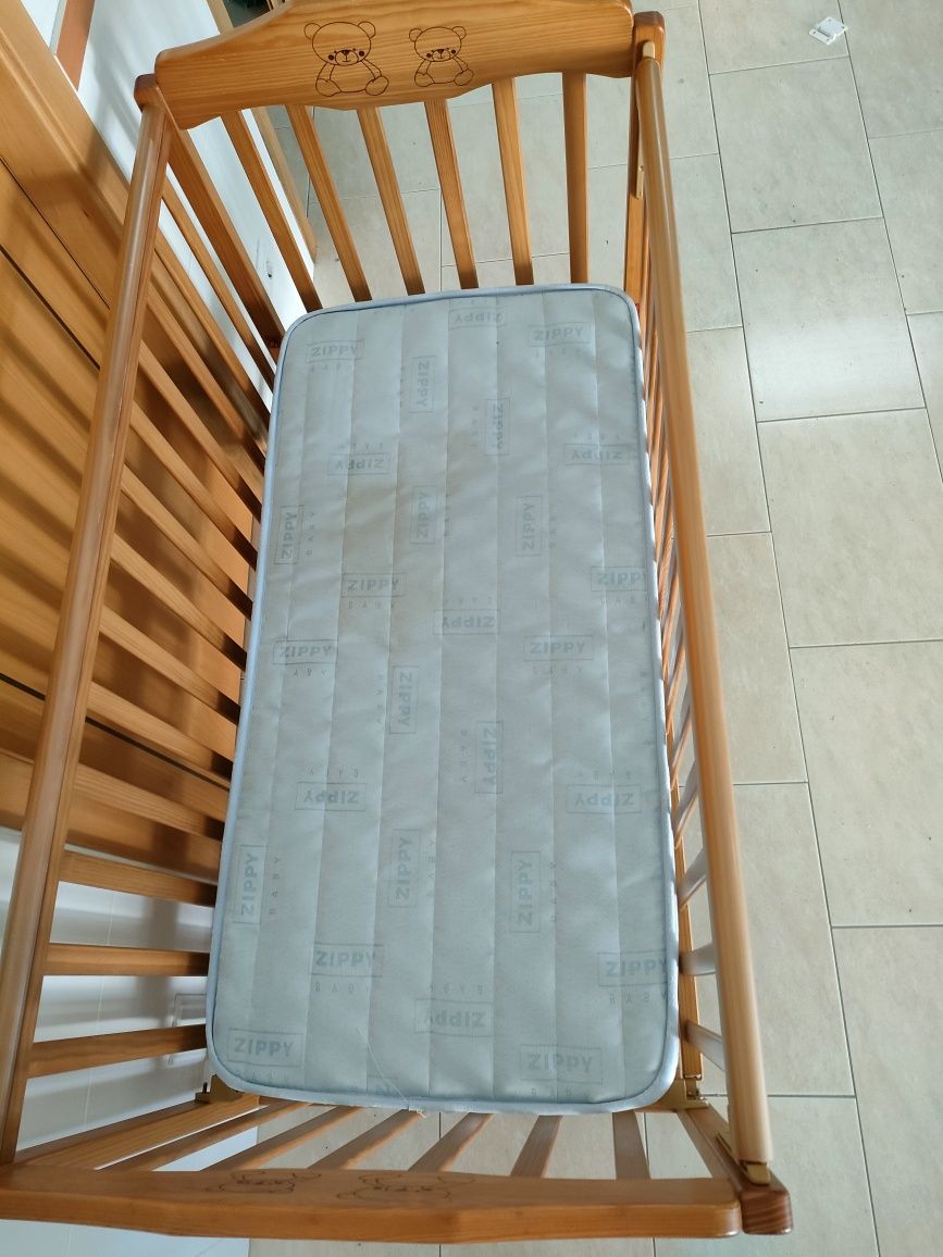 Cama para bebé em bom estado