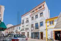 Moradia T4, renovada, com quatro pisos, no centro de Vila Franca de Xi