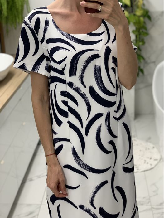 Sukienka wizytowa biala w malarski wzor granatowy plus size midi 44