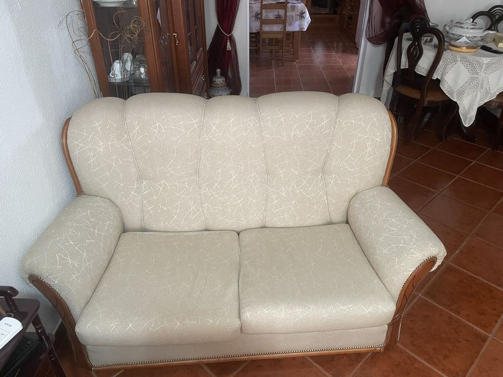 2 sofas um deles sofa cama